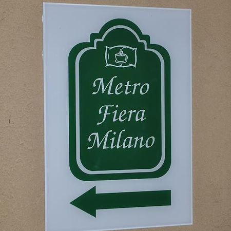 Affittacamere Metro Fiera Pero Bagian luar foto