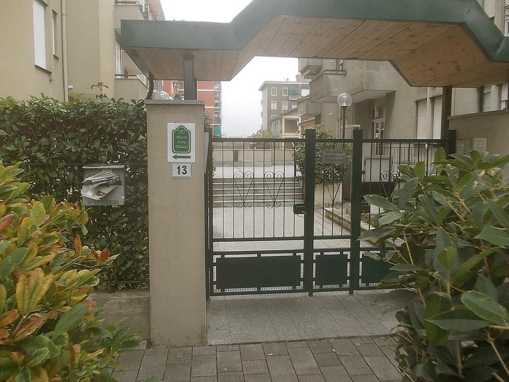 Affittacamere Metro Fiera Pero Bagian luar foto